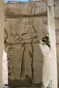 Egyiptomi antikvitás: Hathor istennőt ábrázoló domborművek részlete, aki nővéreket tart a kezében, II. Ramszesz fáraónak (Kr.e. 1279-1213) szentelt temetési templom, a Ramasseum (Ramesseum) helye Luxorban, Egyiptomban. alkotó: Egyptian 19th Dynasty
