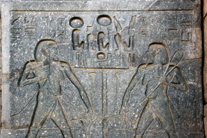 Egyiptomi ókor: II. Ramszesz fáraó (Kr. e. 1292-1186, Felső- és Alsó-Egyiptom egyesülését jelképező) szobrának részlete. Luxor temploma. Kelet-part (Théba), Egyiptom alkotó: Egyptian 19th Dynasty