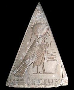 Egyiptomi antikvitás: Ramose kápolna piramis csúcsa decoree Ra-Harakte (Re Harakte) istenit a felkelő nap ábrázolásáról alkotó: Egyptian 19th Dynasty