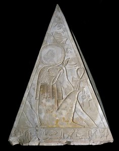 Egyiptomi antikvitás: a Ramose-kápolna piramisának csúcsán a lenyugvó nap istenségének, Re-Atumnak (Re Atum vagy Ra-Atum vagy Ra Atum vagy Re Toum) az ábrázolása. 19. dinasztia ((i. e. 1295-1190) Deir el Medineh Dim. h. 70 cm Torinói Egyiptomi Múzeum alkotó: Egyptian 19th Dynasty