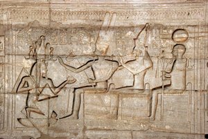Egyiptomi ókor: II. Ramszesz fáraót ábrázoló dombormű a thébai triász istenségei, Amon, Mut és Khonsu előtt; II. Ramszesz fáraónak (Kr. e. 1279-1213) szentelt temetési templom, a Ramasseum (Ramesseum) helye Luxorban, Egyiptomban. alkotó: Egyptian 19th Dynasty