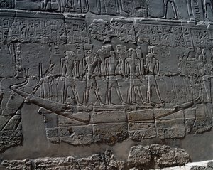 Temetkezési csónak, részlet az isteneknek szánt áldozati jelenetekből, dombormű, a Nagy Hiposztílus-csarnok belső falai, karnaki templomkomplexum (Unesco Világörökségi Listája). alkotó: Egyptian 19th Dynasty