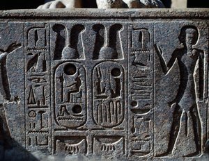 Hieroglifák, a kolosszális királyszobor patájának részlete, Ramessz II. udvara, Amun templom (UNESCO Világörökségi lista). alkotó: Egyptian 19th Dynasty