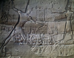 Líbiai foglyok, dombormű, a Nagy Hiposztílus Csarnok külső fala, Amun templom, Karnaki templomkomplexum (Unesco Világörökségi Listája) alkotó: Egyptian 19th Dynasty