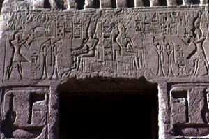 Nefertari királynő templomának bejárati ajtaja feletti áthidaló, Új Királyság, Kr.e. 11250 körül (fotó) alkotó: Egyptian 19th Dynasty