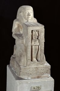 Széti királyi írnok naoforos szobra Oziriszszal a naoszban, Újbirodalom, ie 1279-1213 körül (mészkő)