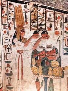 Nefertari felajánlást tesz Nefertari sírjából (falfestmény) alkotó: Egyptian 19th Dynasty