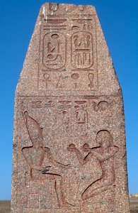 Obeliszk II. Ramszesz domborműveivel és felirataival, Amun Nagy Temploma, Tanisz, Egyiptom, Egyiptomi civilizáció, Újbirodalom, XIX. dinasztia alkotó: Egyptian 19th Dynasty