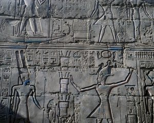 Hatsepszut királynő Amun isten előtt, részlet az isteneknek való áldozati jelenetekből, dombormű, a Nagy Hiposztílus-terem belső falai, karnaki templomkomplexum (Unesco Világörökségi Listája). alkotó: Egyptian 19th Dynasty