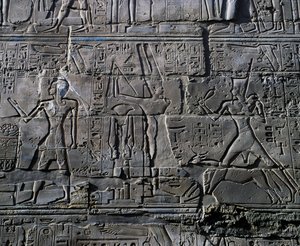 Hatsepszut királynő Amun isten előtt, részlet az isteneknek való áldozati jelenetekből, dombormű, a Nagy Hiposztílus-terem belső falai, karnaki templomkomplexum (Unesco Világörökségi Listája). alkotó: Egyptian 19th Dynasty