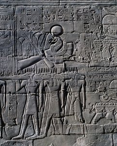 II. Ramszesz a szent csónak előtt, dombormű, a Nagy Hiposztílus-csarnok belső falai, karnaki templomkomplexum (UNESCO Világörökségi Listán) alkotó: Egyptian 19th Dynasty