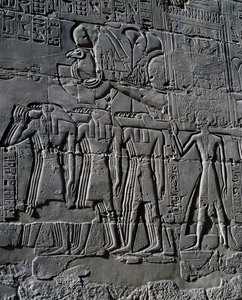 II. Ramszesz a szent csónak előtt, dombormű, a Nagy Hiposztílus-csarnok belső falai, karnaki templomkomplexum (UNESCO Világörökségi Listán) alkotó: Egyptian 19th Dynasty