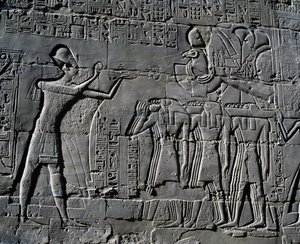 II. Ramszesz áldozatot mutat be a szent csónak előtt, dombormű, a Nagy Hiposztílus-csarnok belső falai, karnaki templomkomplexum (Unesco Világörökségi Listája). alkotó: Egyptian 19th Dynasty