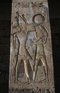 Fáraót Hórusz istennel ábrázoló dombormű, I. Szeti templomának oszlopcsarnoka alkotó: Egyptian 19th Dynasty