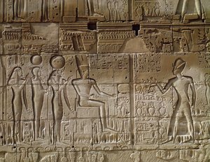 I. Szétit (Kr. e. 1294-1279 körül) ábrázoló dombormű, aki felajánlást tesz Amunnak, a Hypostyle Hall északi külső faláról, Új Királyság