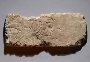 Egy nő domborműve, valószínűleg Tell el-Amarnából, Új Királyságból, ie 1353-1336 körül (mészkő)