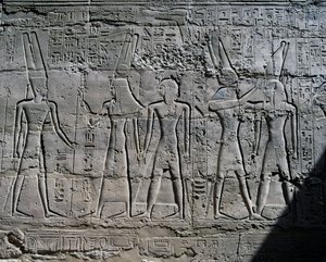 Istennek való felajánlás jelenetei, dombormű, a Great Hypostyle Hall belső falai, a karnaki templomegyüttes (az Unesco világörökségi listája alkotó: Egyptian 19th Dynasty