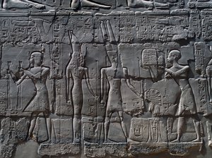 Jelenetek az isteneknek való felajánlásokról, dombormű, a Nagy Hiposztílus-terem belső falai, karnaki templomkomplexum (Unesco Világörökségi Listája). alkotó: Egyptian 19th Dynasty
