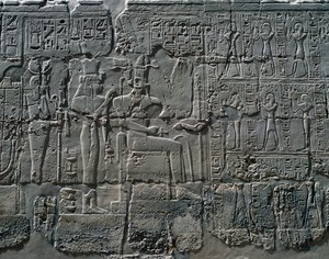 Jelenetek az isteneknek való felajánlásokról, dombormű, a Nagy Hiposztílus-terem belső falai, karnaki templomkomplexum (Unesco Világörökségi Listája). alkotó: Egyptian 19th Dynasty