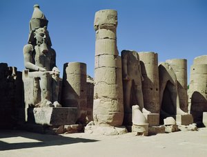 II. Ramszesz (Kr. e. 1279-1213) ülő szobra a Peristyle udvarban, Új Királyság