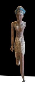 Ramesside uralkodó szobra kék koronával és az elülső ágyékkötőt viselve alkotó: Egyptian 19th Dynasty