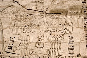 Egyiptomi antikvitás: az első pilon domborműveinek részlete, amely a tengeri népekhez tartozó harcosokat, III. Ramszesz ellenségeit ábrázolja. Ramszesz temetkezési temploma (Kr. e. 1187-1156). Luxor, Medinet Habou, Egyiptom alkotó: Egyptian 20th Dynasty