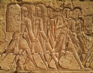 Kötelet és fegyvert hordozó szolgákat ábrázoló dombormű a Ramszesz III (Kr.e. 1184-1153) Új Királyság halotti templomából