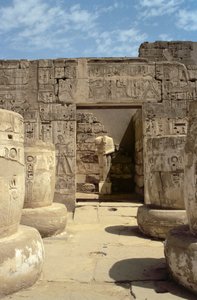 Ramszesz szobra egy kápolnában, amely a III. Ramszesz halotti templomának Hypostyle terméből vezet (Kr. e. 1184-1153) Új Királyság