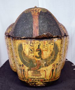 Nesyamun múmiája koporsójának felső vége, valószínűleg Deir El-Bahriban, Újbirodalomban, ie 1100 körül (festett fa) alkotó: Egyptian 20th Dynasty