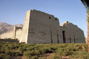 Kilátás a III. Ramszesz halotti templomának első oszlopáról (i.e. 1184-1153) Új Királyság
