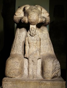 Amun szobra kos formájában, amely Taharka királyt védi, ie 690-664 (gránit)