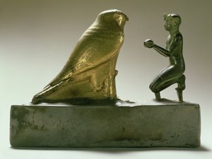 Taharqa király szobra Hemen sólyomistent imádva, egyiptomi, harmadik köztes korszak (arany, ezüst, pala és fa)