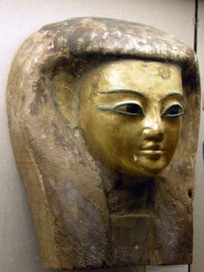 Fej egy szarkofágról, Sait Period (pálmafa aranylevéllel) alkotó: Egyptian 26th Dynasty