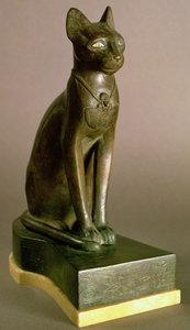 Bastet istennőt ábrázoló macska szobor, I. Psamtek, Saite-korszak, 664-610 körül (bronz és arany) kartuszjával