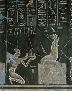 I. Nectanebo, a krokodilfejű démonnak ajándékozó király dolerite domborműve Héliopoliszból az Atum templomban
