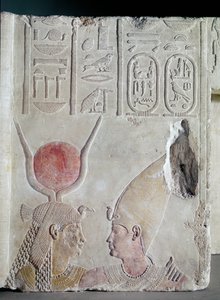 II. Nectanebo (Kr. e. 360-343) Ízisz istennő ölelésében, ajtótöredék, késői időszak, ie 358-341 körül (festett mészkő) (lásd még: 172244)