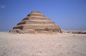 Egyiptomi ókor: Kilátás Sakkarah piramisára. Imhotep építése Djeser király számára (i.e. 2700 körül) (3. dinasztia) Saqqarah, Egyiptom