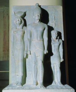 Menkaure triásza (Mycerinus) Hathor istennővel és az egyik nome istenséggel, a Menkaure piramis völgytemplomából, Gízában, az óbirodalomban, ie 2529 körül (pala) (lásd még: 68318)