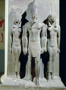 Menkaure triád (Mycerinus) Hathor istennővel és az Aphroditopolis nome istennőjével, a Menkaure piramis völgytemplomából, Gizaban, Óbirodalomban, Kr.e. 2529 körül (pala) (lásd.