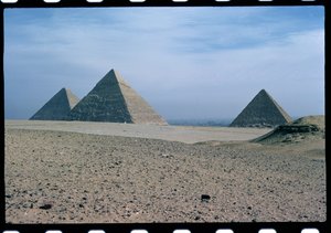 Kilátás a Khufu, Khafre és Menkaure piramisaira, Régi Királyság