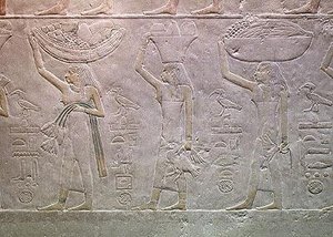 Nők, akik megszemélyesítik a haláleseteket és áldozatokat hoznak az akhutotepi Mastabából, az óbirodalomból (festett mészkő) alkotó: Egyptian 5th Dynasty