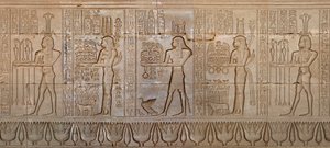 Egyiptomi antikvitás: istenségek körmenete - Hathor a Denderah istennő templomának keleti falának részlete, Egyiptom - Egyiptomi civilizáció: istenségek körmenete, a denderah-i Hathor-templom (vagy Tentyra-templom) falára faragva, th alatt épült. alkotó: Egyptian 6th Dynasty
