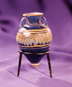 Amphora, Kr.e. 3-4. század (üveg) alkotó: Egyptian Egyptian
