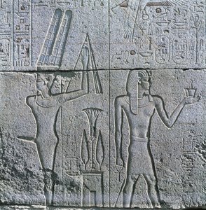 Egyiptom, ókori Théba, Luxor, Karnak, Min isten és III. Fülöp Arrhidaeus domborműve Amon nagy templománál alkotó: Egyptian Egyptian