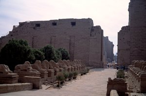 Egyiptomi ókor: a Criosphinx allee (dromos) (Szfinx a hívők élén) Karnakban, Luxorban, Egyiptomban alkotó: Egyptian Egyptian