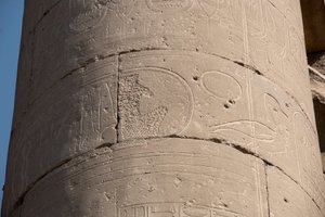 Egyiptomi antikvitás: a „damnatio memoriae” miatt törölt töltényű oszlop részlete, néhány utódaik által eretneknek tartott fáraó töltényeinek törlése, Luxor temploma. East Bank (Théba), Egyiptom alkotó: Egyptian Egyptian