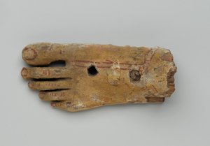 Bal láb egy emberszabású koporsóból, Kr.e. 30-2. század (fa és gipsz) alkotó: Egyptian Egyptian
