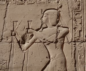 Fáraó kobrát visel, Luxori templom (dombormű) alkotó: Egyptian Egyptian