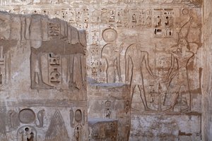 Felső-Egyiptom uralkodója áldozatot mutat be Rénak és Knoumnak, Hórusz temploma, Edfu alkotó: Egyptian Egyptian