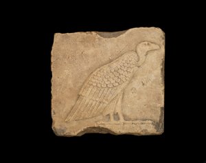 Egy tömb egyik oldalán álló keselyűvel, a másik oldalán bagolytal, mindkettő alacsony domborművel, Ptolemaioszi korszak, Kr.e. 305-30 (mészkő)